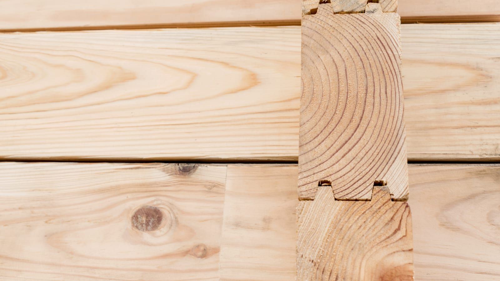 Primer plano de madera laminada encolada con las láminas, los anillos de crecimiento y los empalmes dentados a la vista